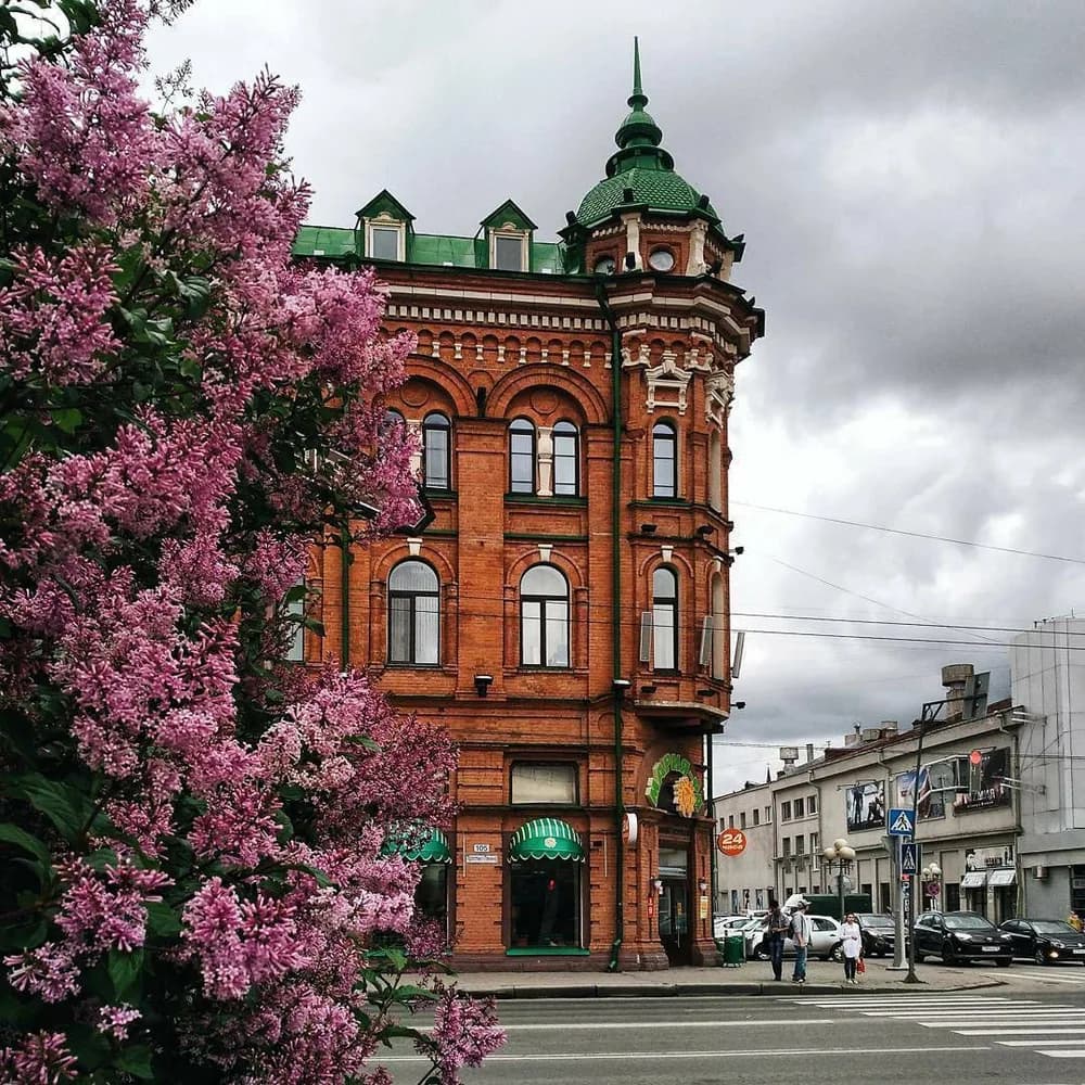 Томск: красный кирпичный дом и цветущая сирень